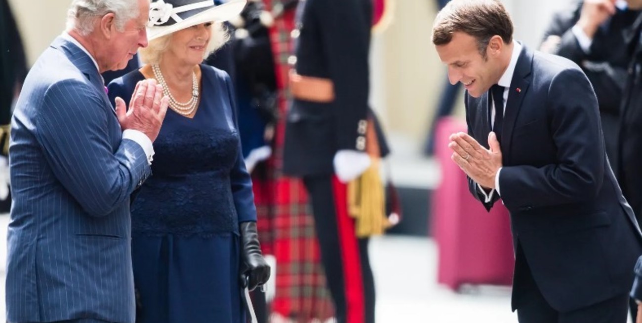 Críticas a Macron por recibir a Carlos III en Versalles en plena crisis social