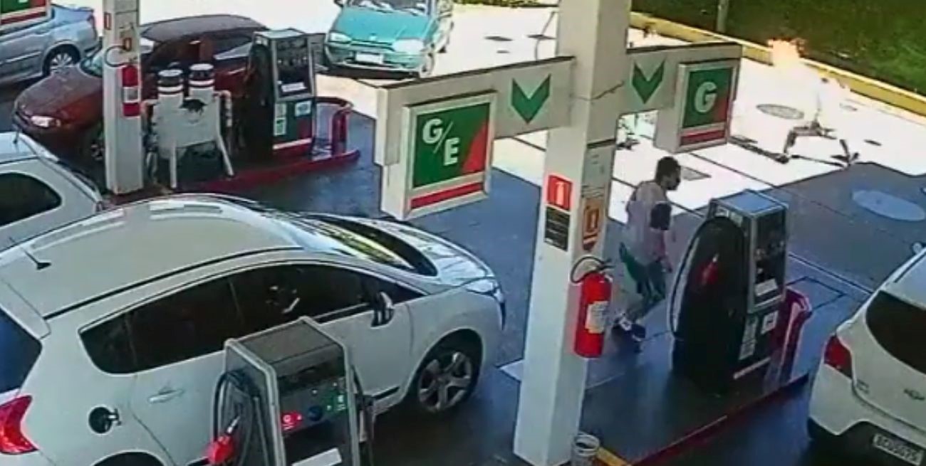 Empleado de una estación de servicio roció con combustible a un cliente y le prendió fuego