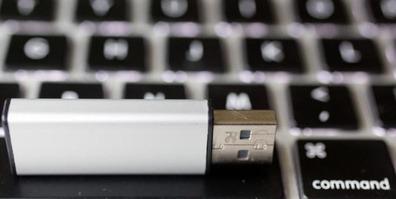 Ecuador: tres periodistas recibieron pendrives cargados con explosivos