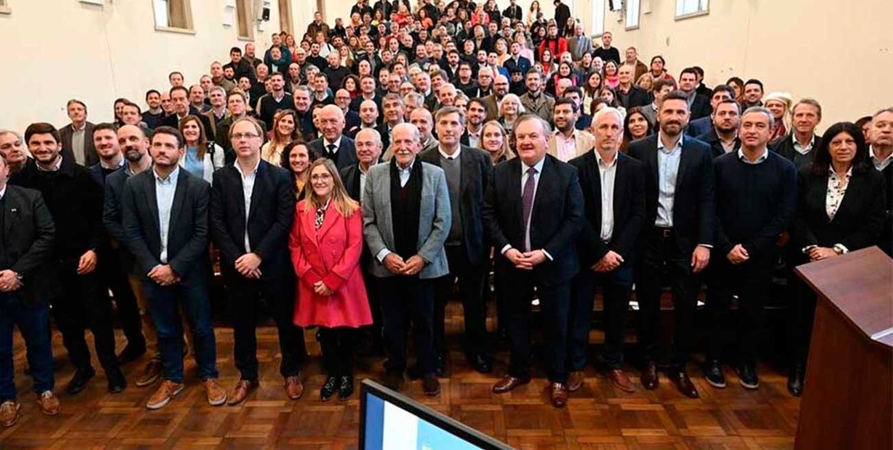 Frente de frentes, entre la búsqueda  del nuevo nombre y el efecto "Carrió"