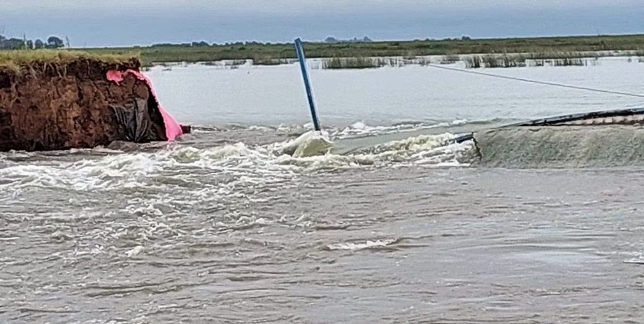 Por las intensas lluvias en Córdoba se rompió la contención de la laguna en Ucacha