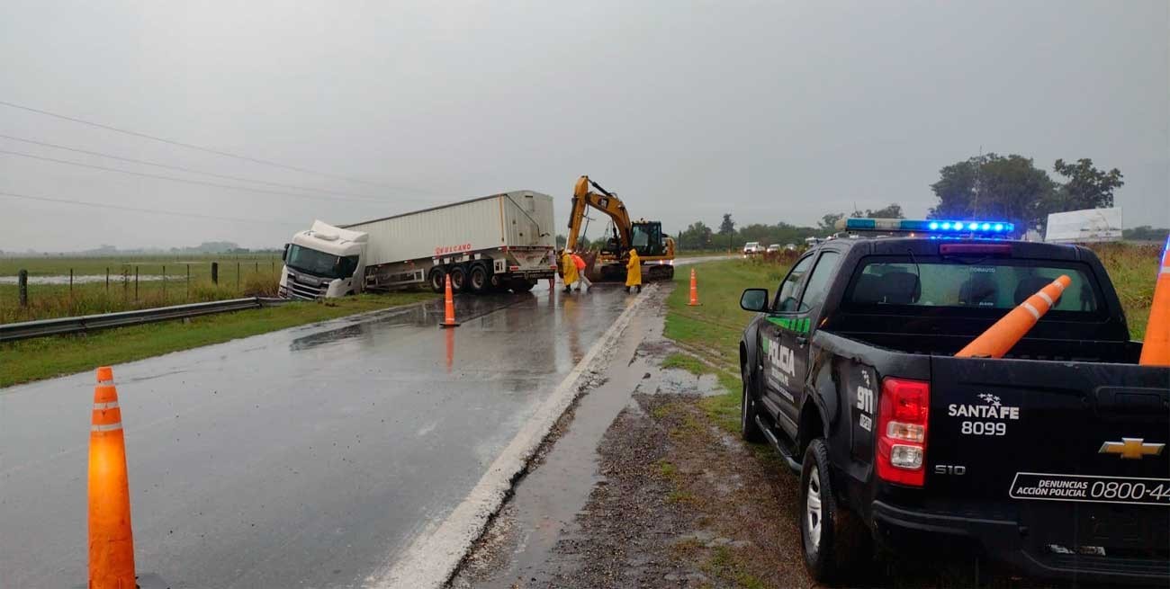 Un camión sufrió un "despiste"  en la ruta 11, altura de Iriondo