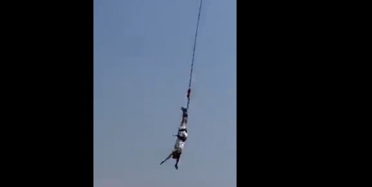 Un turista saltó al vacío desde diez pisos atado a una cuerda y se le cortó