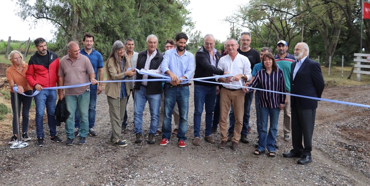 Se inauguró un camino en Casas y se firmó un convenio para obras en Las Bandurrias