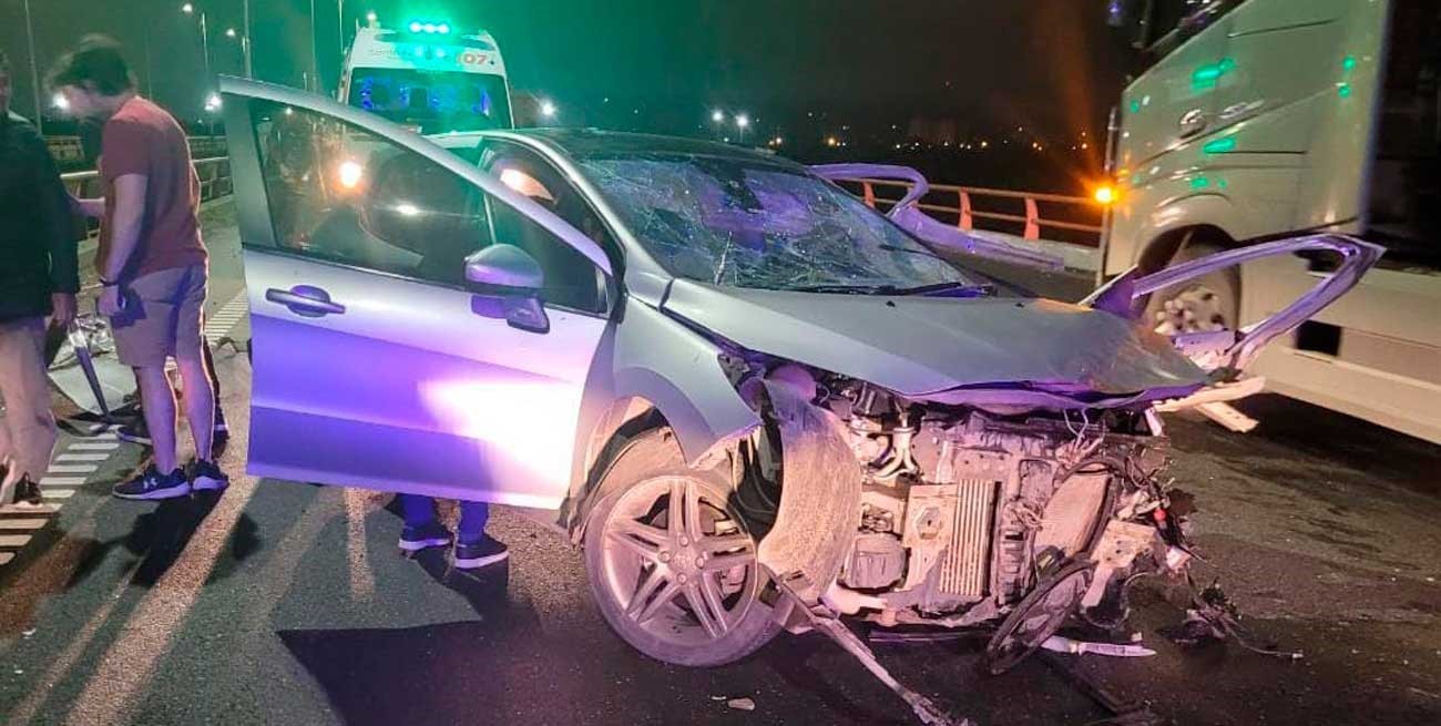 Impactante choque sobre un puente de la autopista Santa Fe - Rosario

