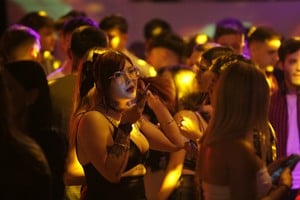 Queda la incógnita si los jóvenes se volcarán a "estirar" las previas, o si rotarán de un local nocturno a otro. Crédito: Mauricio Garín