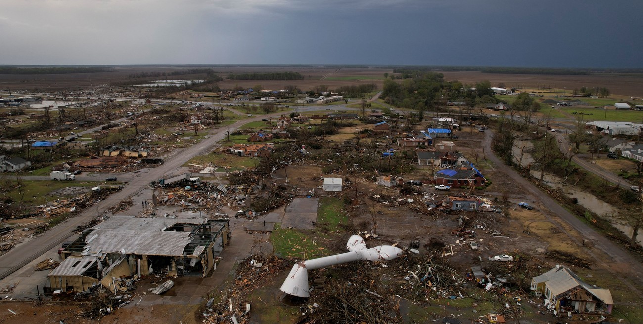 Impactantes imágenes tras los tres tornados que atacaron Misisipi y mataron a 25 personas