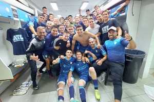 El festejo del plantel de Rafaela tras el triunfo. Crédito: Prensa Rafaela 