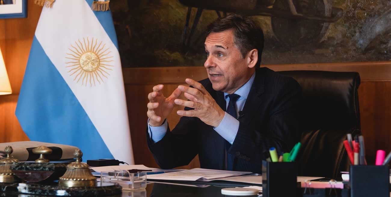 El ministro Giuliano visita Santa Fe: recorre la terminal y el puerto