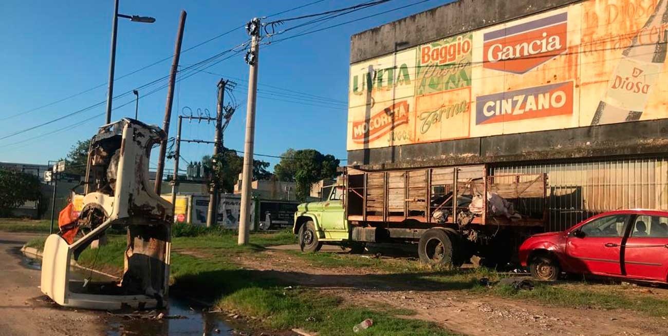 Peligro en Av. Blas Parera: dejaron la mitad de una "chata" sin señalar en plena calle