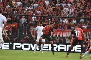 Cristian Vega cabecea en lo que fue la primera fecha ante Lanús. El volante está listo para ser tenido en cuenta. Foto: Manuel Fabatía.