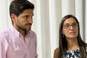 Carolina Castets se desafilió de la Coalición Cívica, pero mantiene reuniones con referentes de la oposición; entre ellos Maximiliano Pullaro.