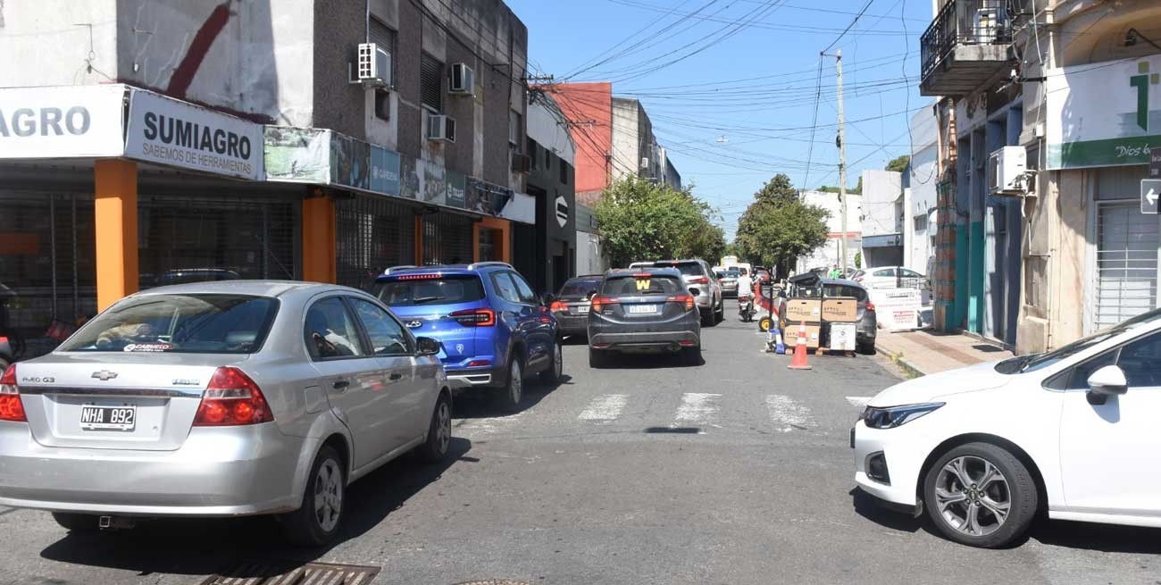 Descarga de materiales provoca caos en el tránsito en pleno centro