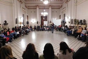 Durante la propuesta, los estudiantes exploran sus roles como fiscales, defensores, jueces o prensa, de uno de los casos que se simulan.