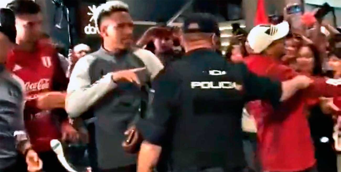 Banderazo peruano terminó con serios disturbios en Madrid: la policía agredió a jugadores