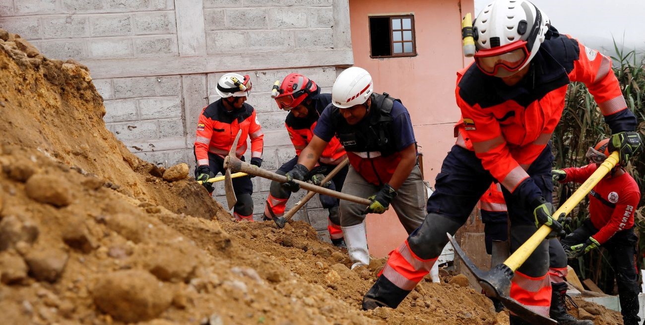 Buscan a decenas de atrapados bajo alud en Ecuador