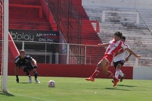 Tomas Romero marca el tercer tanto ante River en la reserva. Foto: Gabriel Palomeque-Prensa Unión
