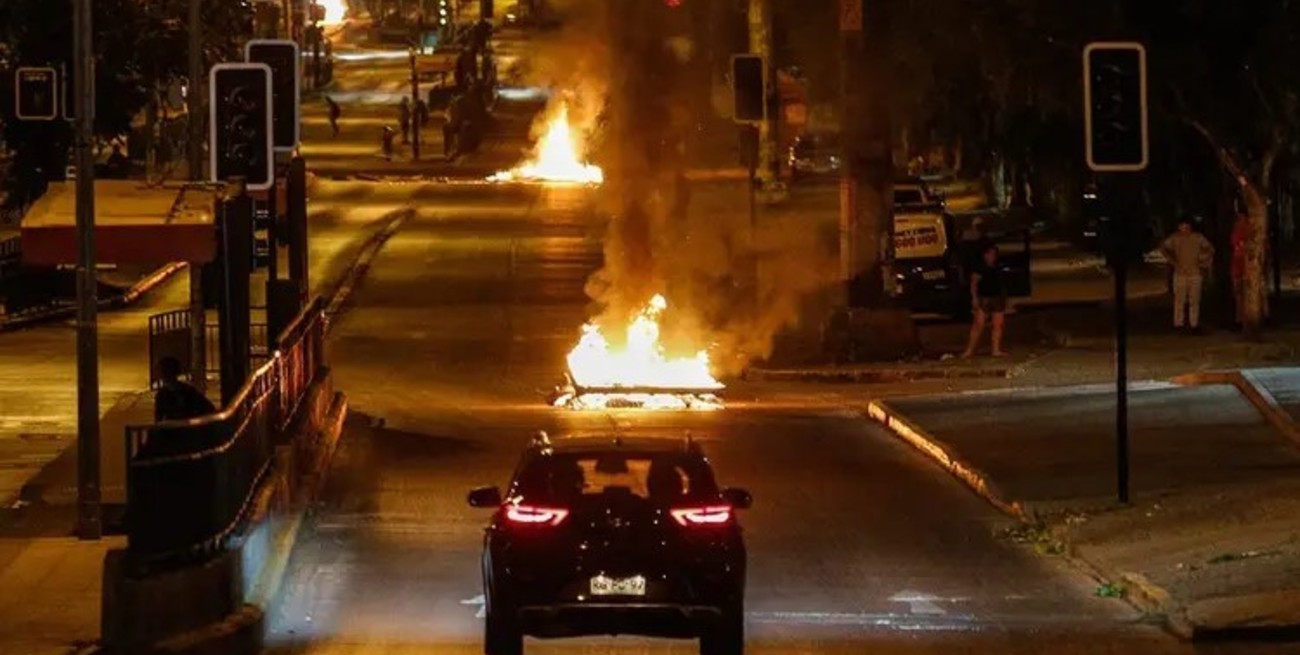 Chile: un carabinero herido de bala y tres colectivos quemados en una violenta jornada