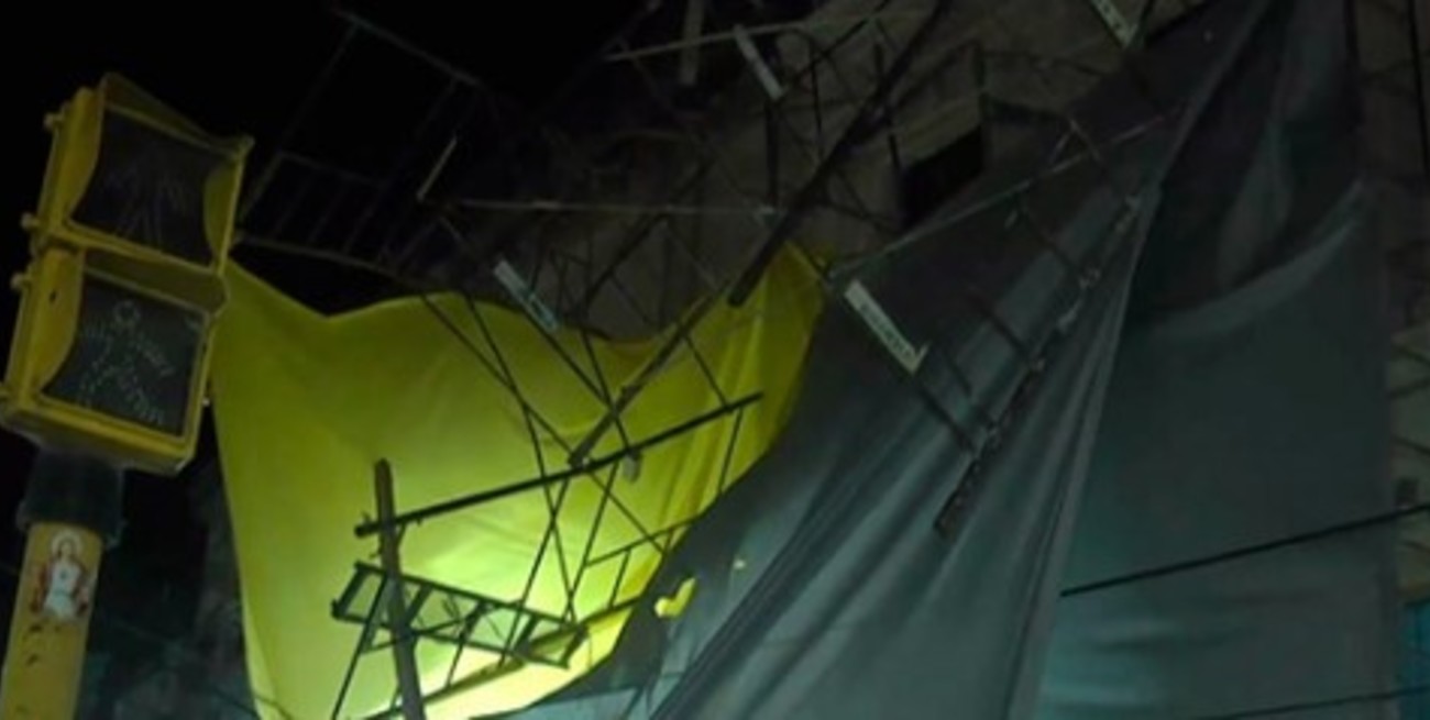 Video: por fuertes vientos, se cayó un andamio en Paraná