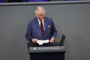 El rey Carlos III se dirige a los miembros del Bundestag alemán en el edificio del Reichstag el 30 de marzo de 2023 en Berlín, Alemania. Vía Reuters
