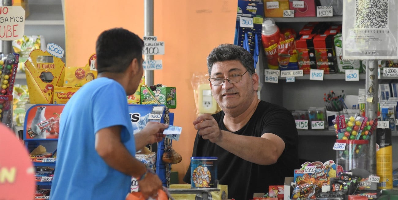 La charla breve, cercanía y un "tranqui, te fío": el kiosquero es protagonista de la rutina social