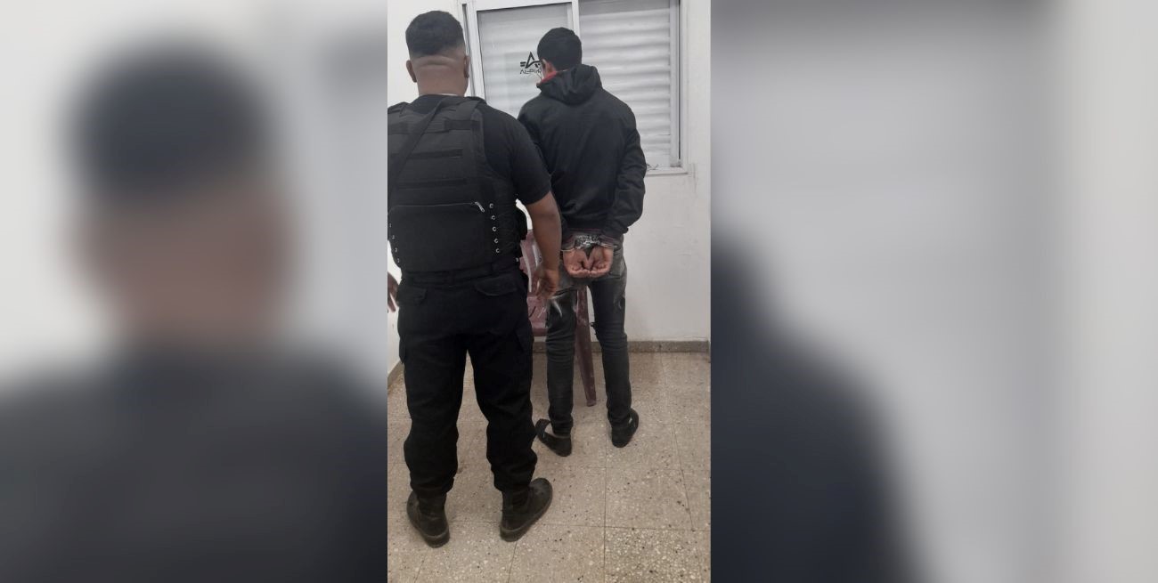 Secuestran dos armas de fuego y aprehenden a un joven en barrio La Tablada