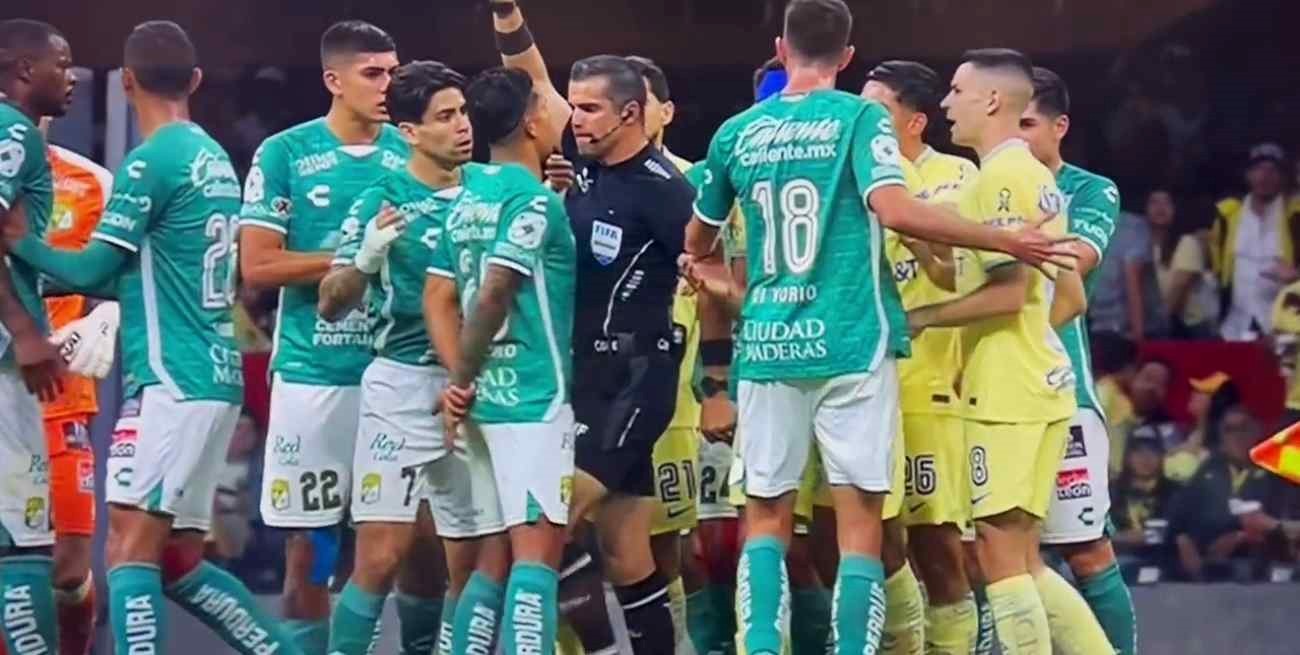 Un árbitro mexicano le pegó un rodillazo a Lucas Romero y fue suspendido por 12 fechas