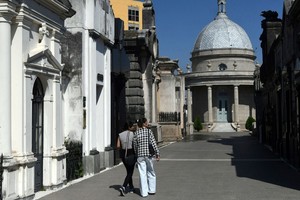 En la necrópolis local, el horario de visitas será de 8 a 17:30. 