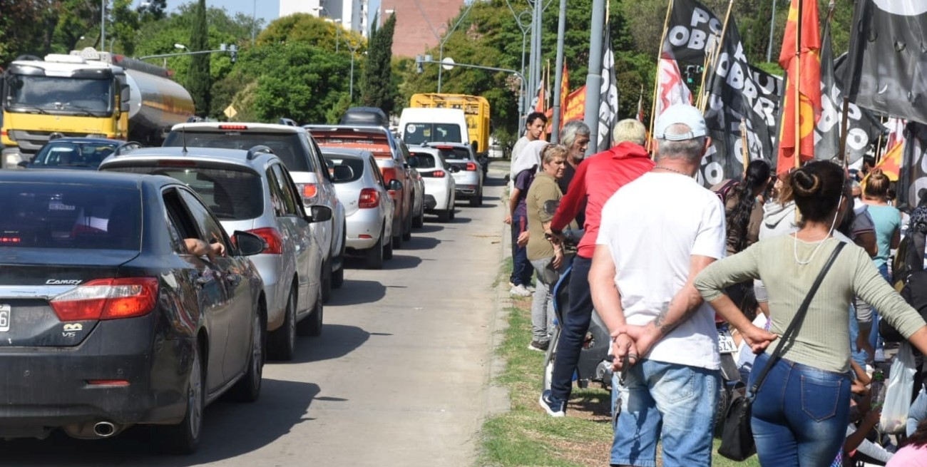 Complicaciones en el tránsito sobre avenida 27 de Febrero de la ciudad de Santa Fe