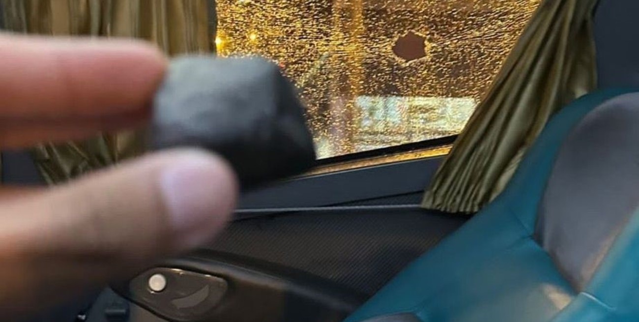 Hinchas de Tigre atacaron el micro de su equipo pensando que era el de San Pablo