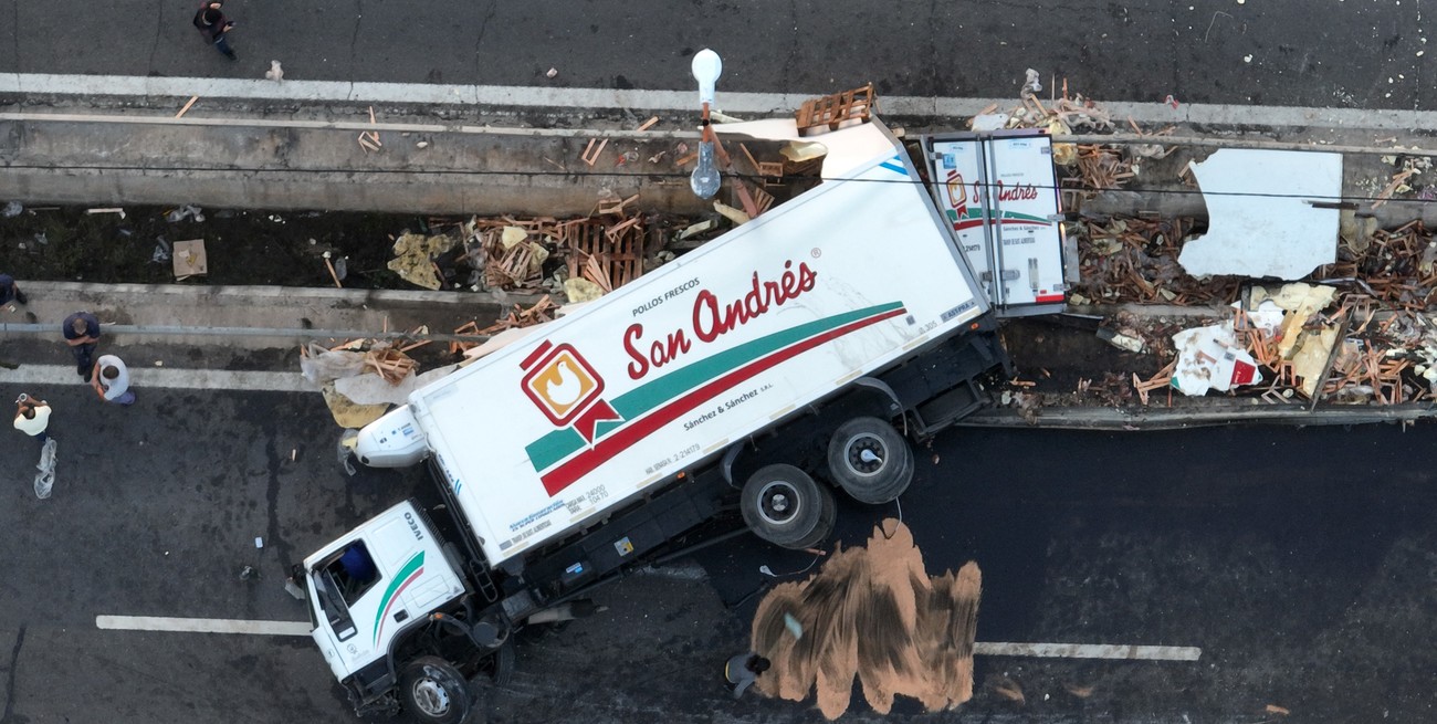 Corte de tránsito y demoras para ingresar a Santa Fe mientras retiran el camión volcado