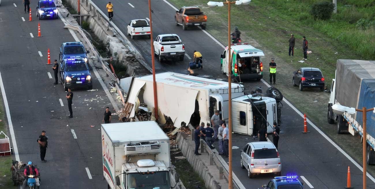 Volcó un camión de pollos en la circunvalación de Santa Fe y fue saqueado