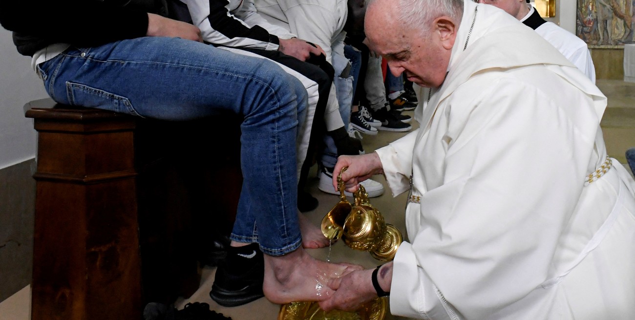 Jueves Santo: el papa Francisco lavó los pies de 12 jóvenes presos