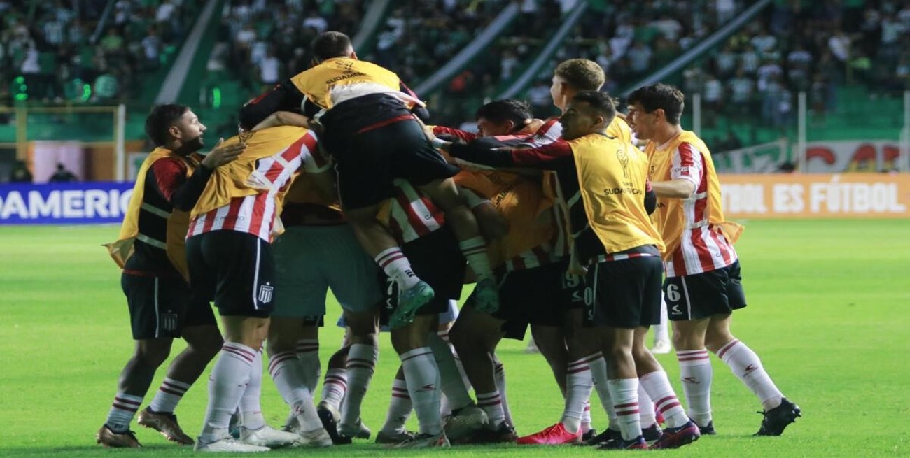 Estudiantes sufrió dos expulsiones pero ganó en su debut en Copa Sudamericana