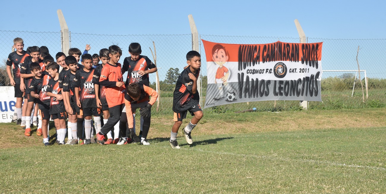 Los chicos de las inferiores y unas Felices Pascuas junto a papá y mamá