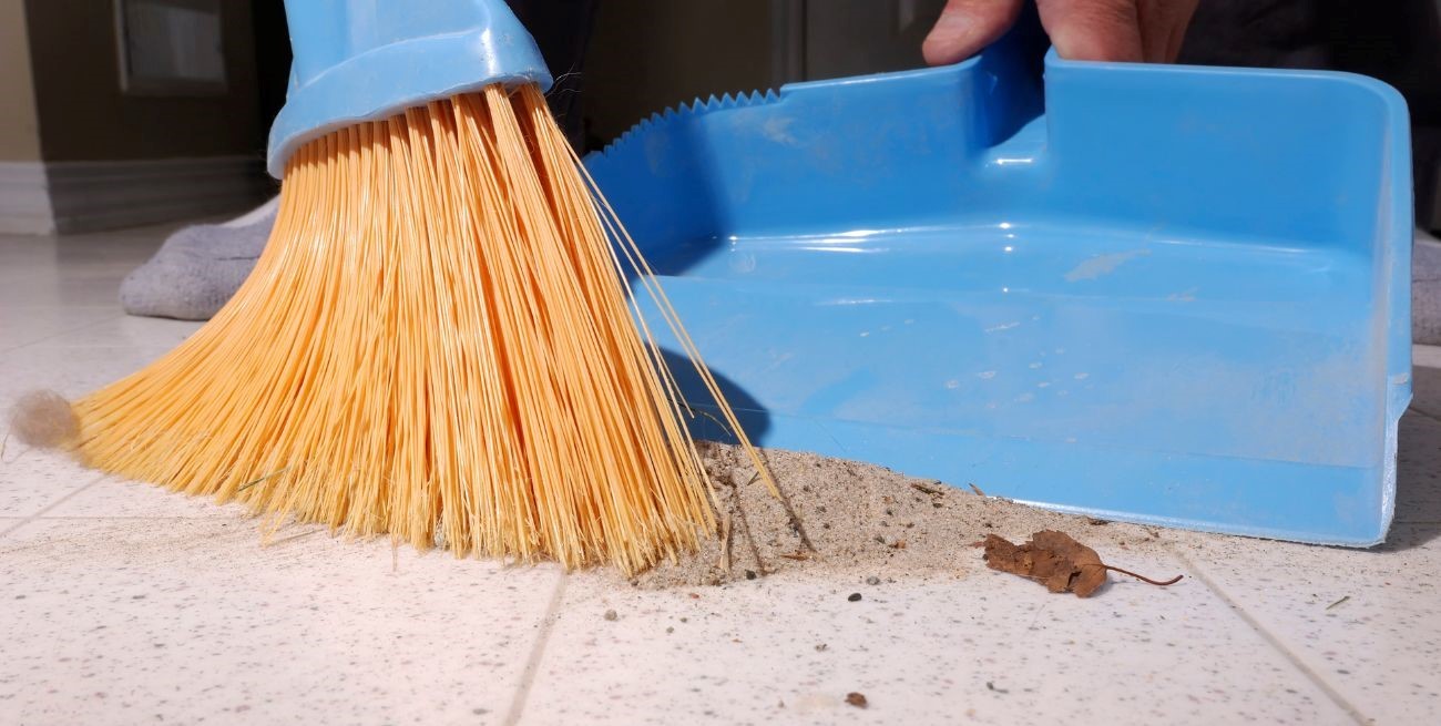Por qué se recomienda no barrer de noche