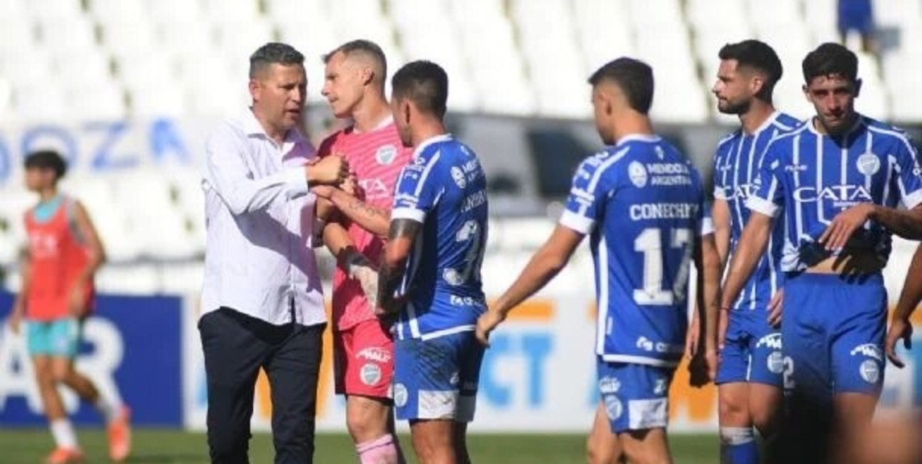 Tras una fuerte conferencia de prensa, Godoy Cruz despidió a Diego Flores