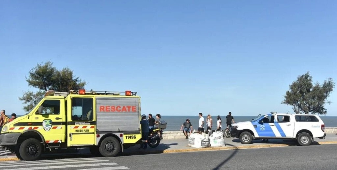 Se tiró al mar para escapar de la policía y lo encontraron muerto