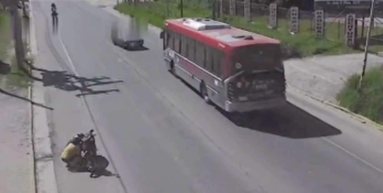 Un colectivo y un auto chocaron de frente: hay un muerto y nueve heridos