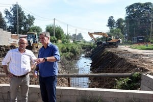 El intendente Emilio Jatón supervisó los primeros trabajos que se llevan adelante para entubar el gran zanjón del Camino Viejo a Esperanza. Crédito: Guillermo Di Salvatore
