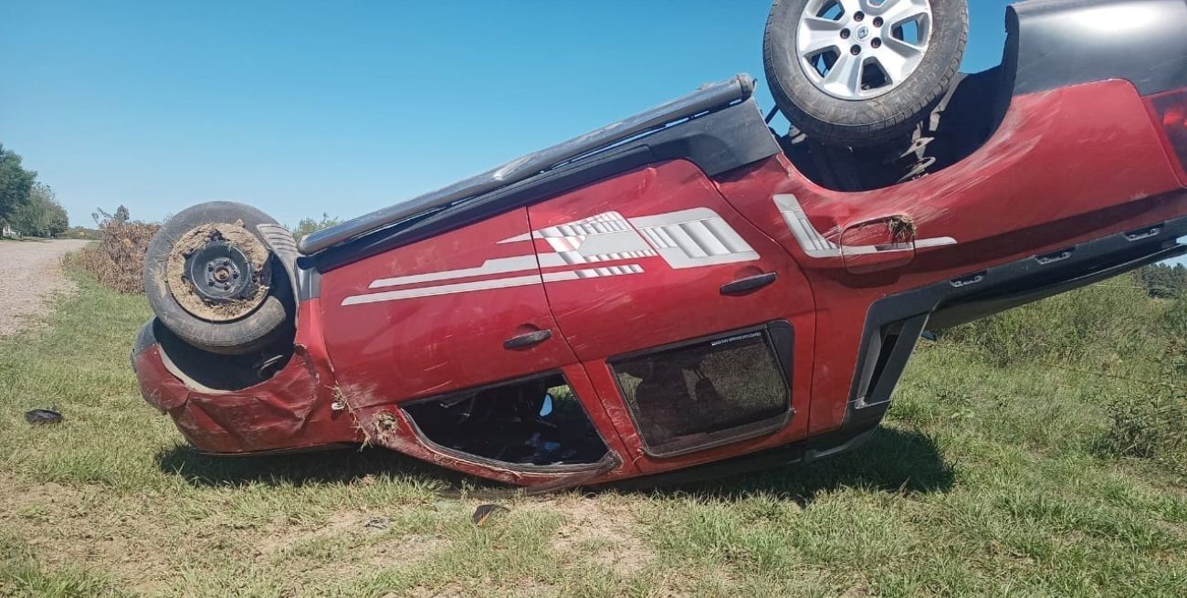 Relato salvaje: quiso cobrar una deuda a las piñas, volcó con su camioneta e intentó arrebatarle el arma a un policía