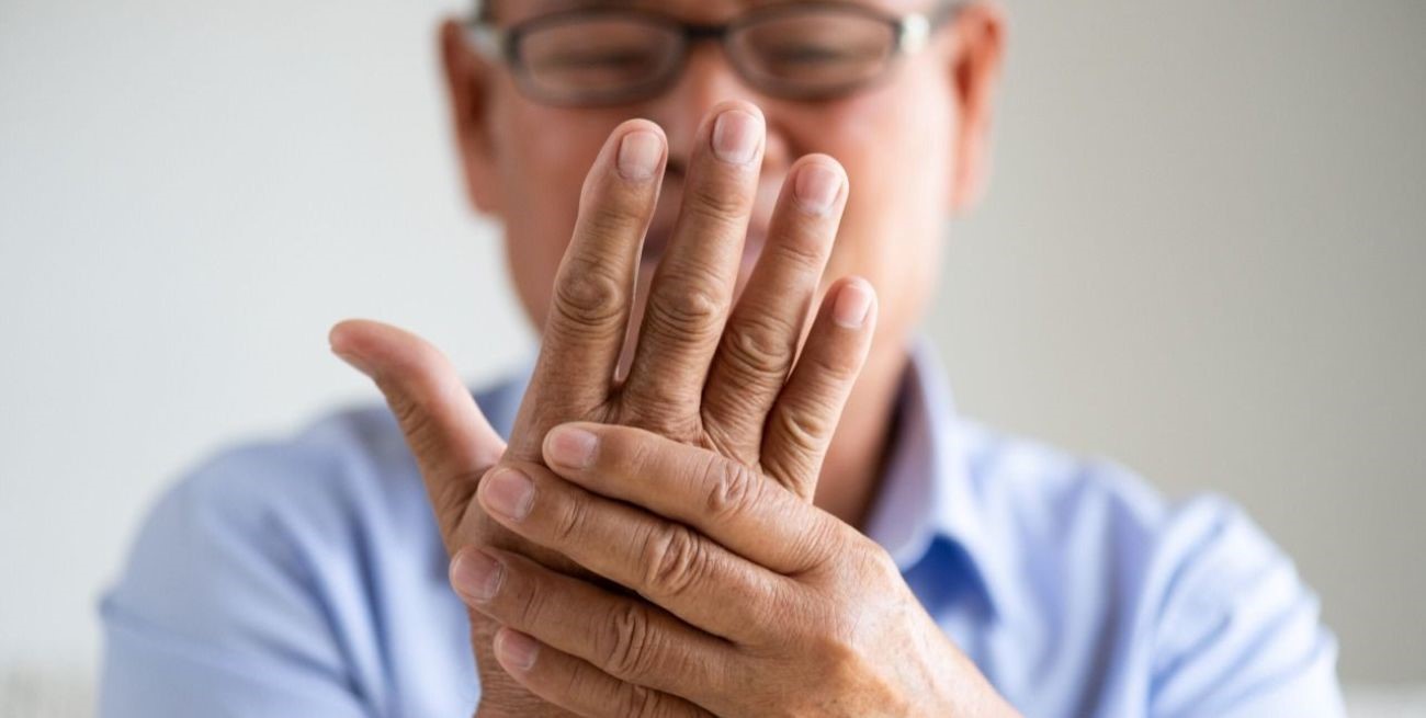 Pasos cortitos y desequilibrio: ¿por qué no debe considerarse normal en los mayores?