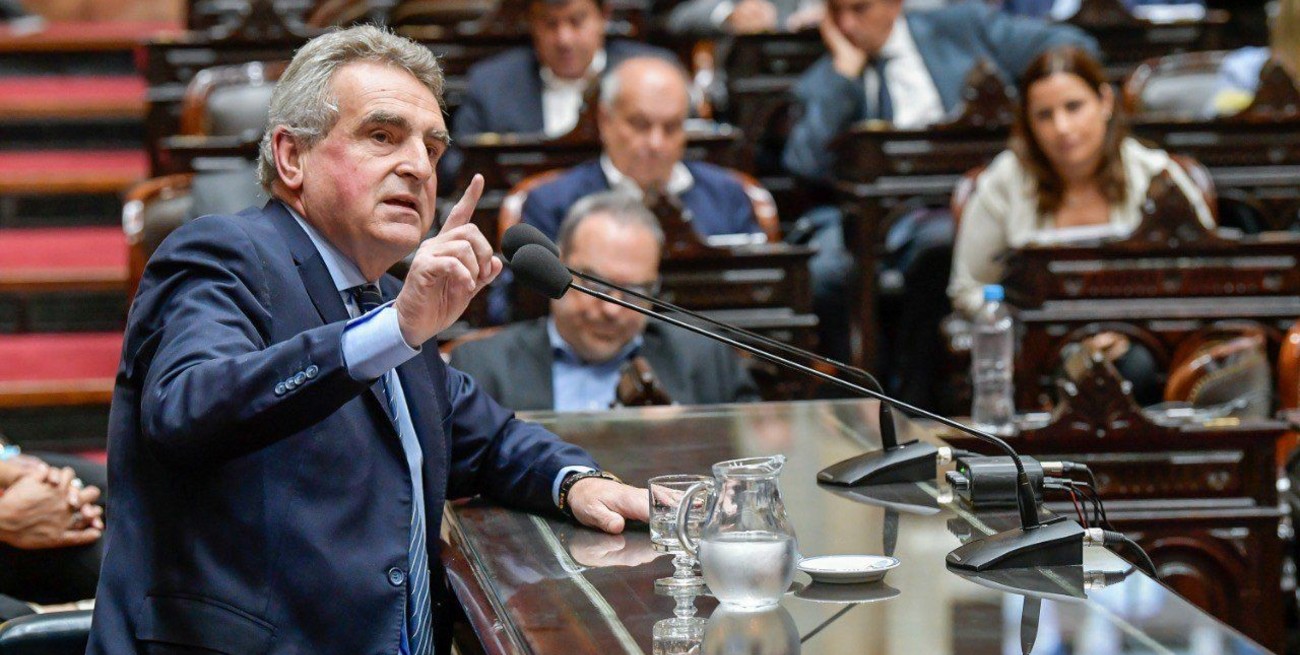 Rossi fue al Congreso para contestar inquietudes sobre la Hidrovía