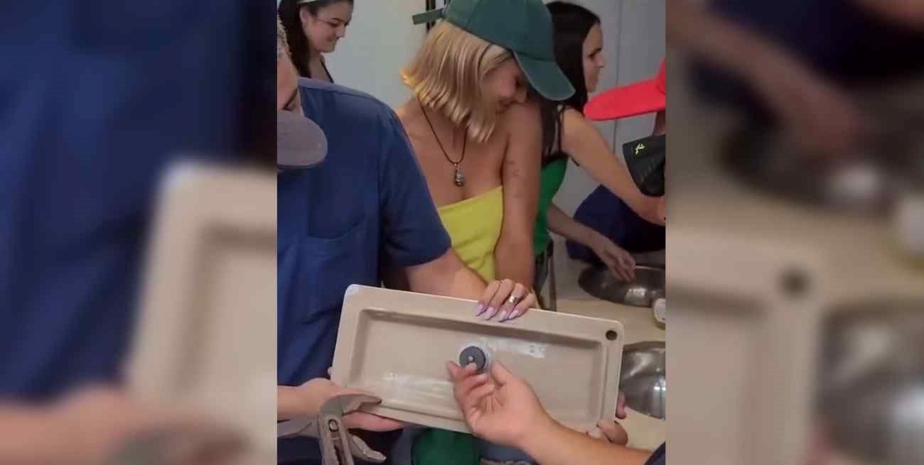 Video: no quiso romperse una uña y terminó con el dedo atorado en el inodoro de un baño