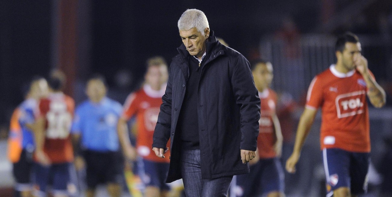 Omar De Felippe rechazó dirigir Independiente y se complica aún más el panorama