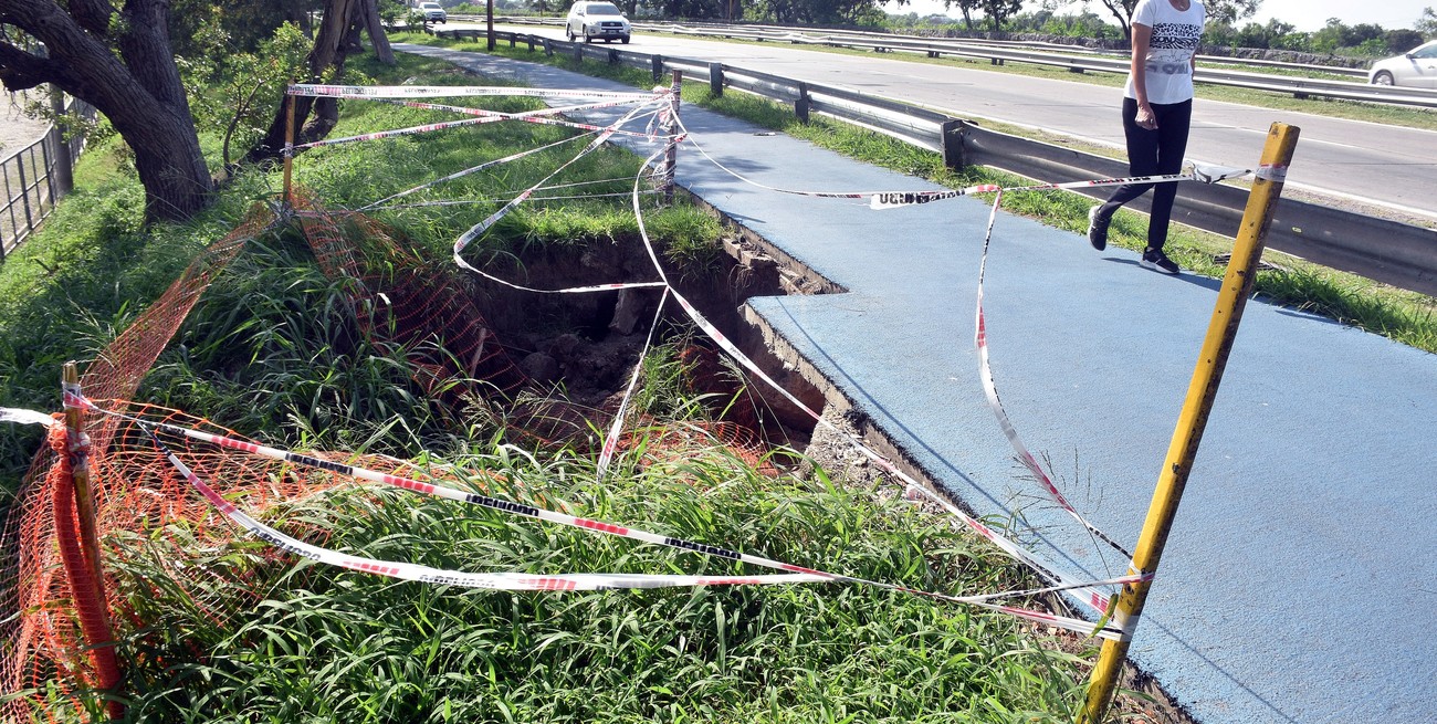 Por qué se generó un gran socavón en el Parque del Sur