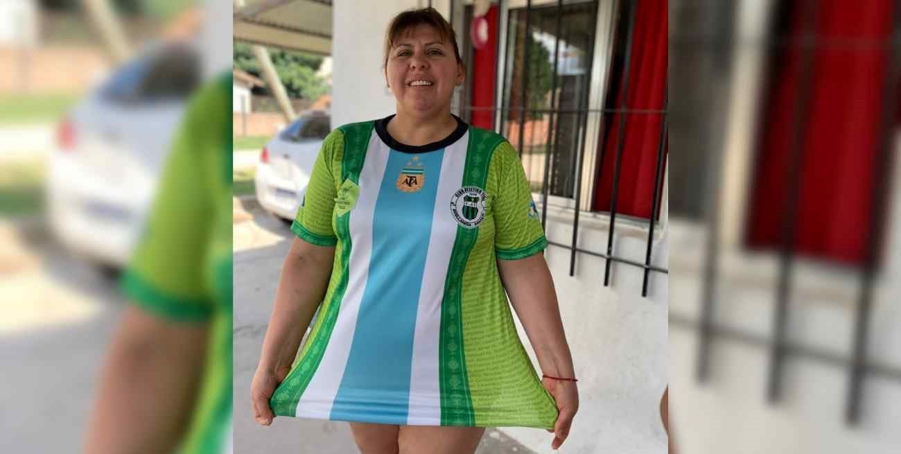 Antonia Farías, la cocinera de la Selección, recibió la camiseta del club Tigre de Avellaneda
