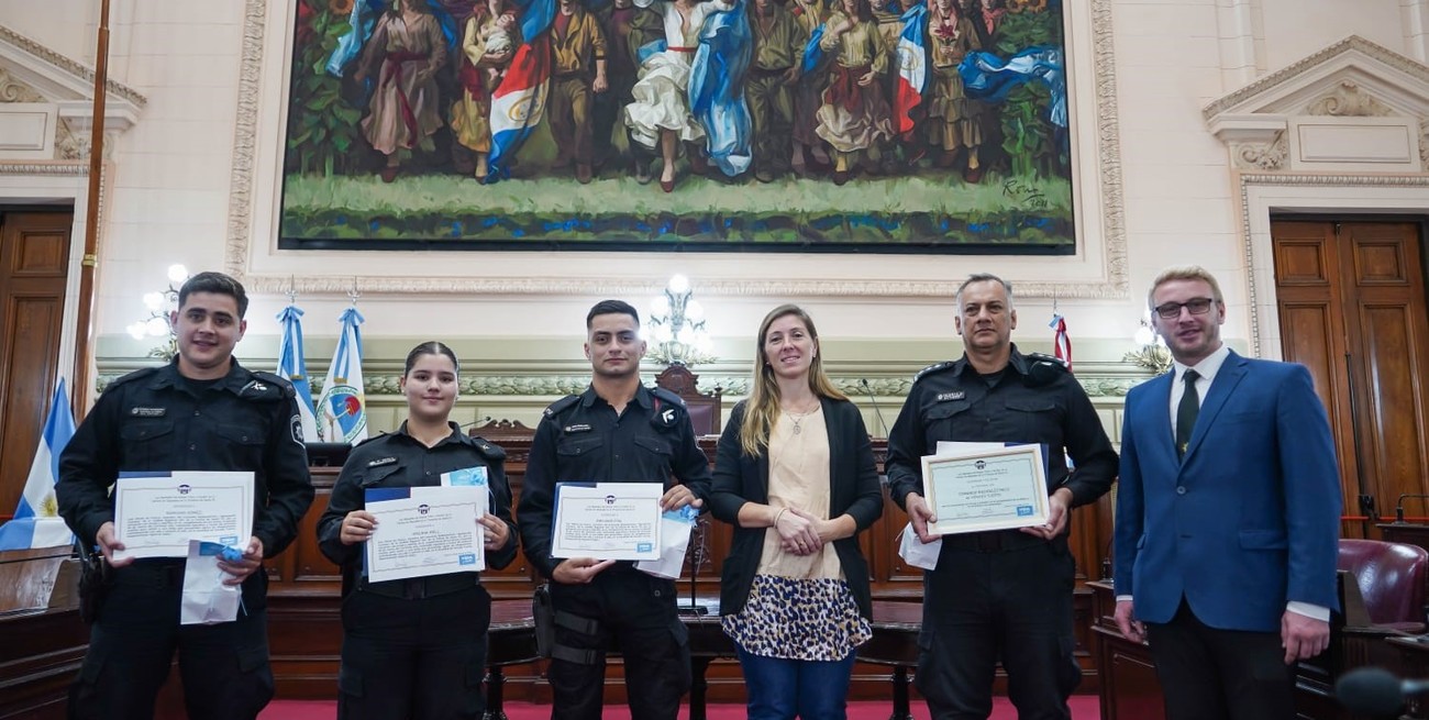 Policías venadenses que le salvaron la vida a una beba fueron reconocidos por diputados en Santa Fe