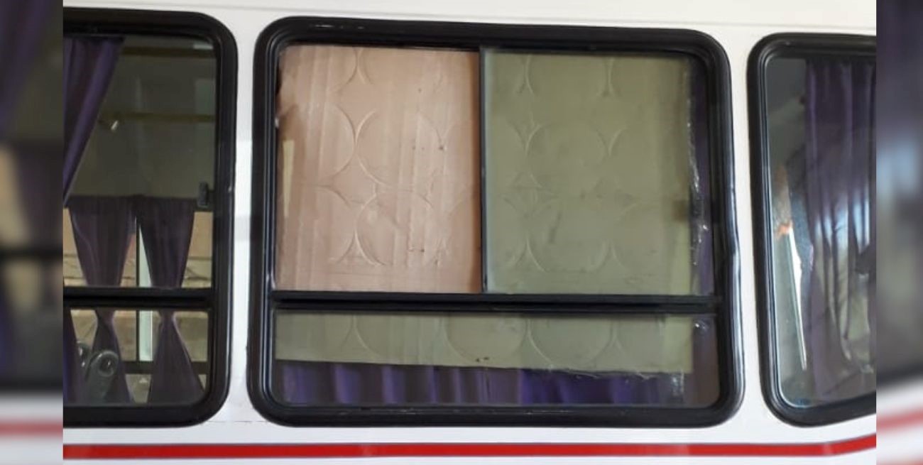 Piedrazo contra un micro con alumnos del colegio La Salle Jobson