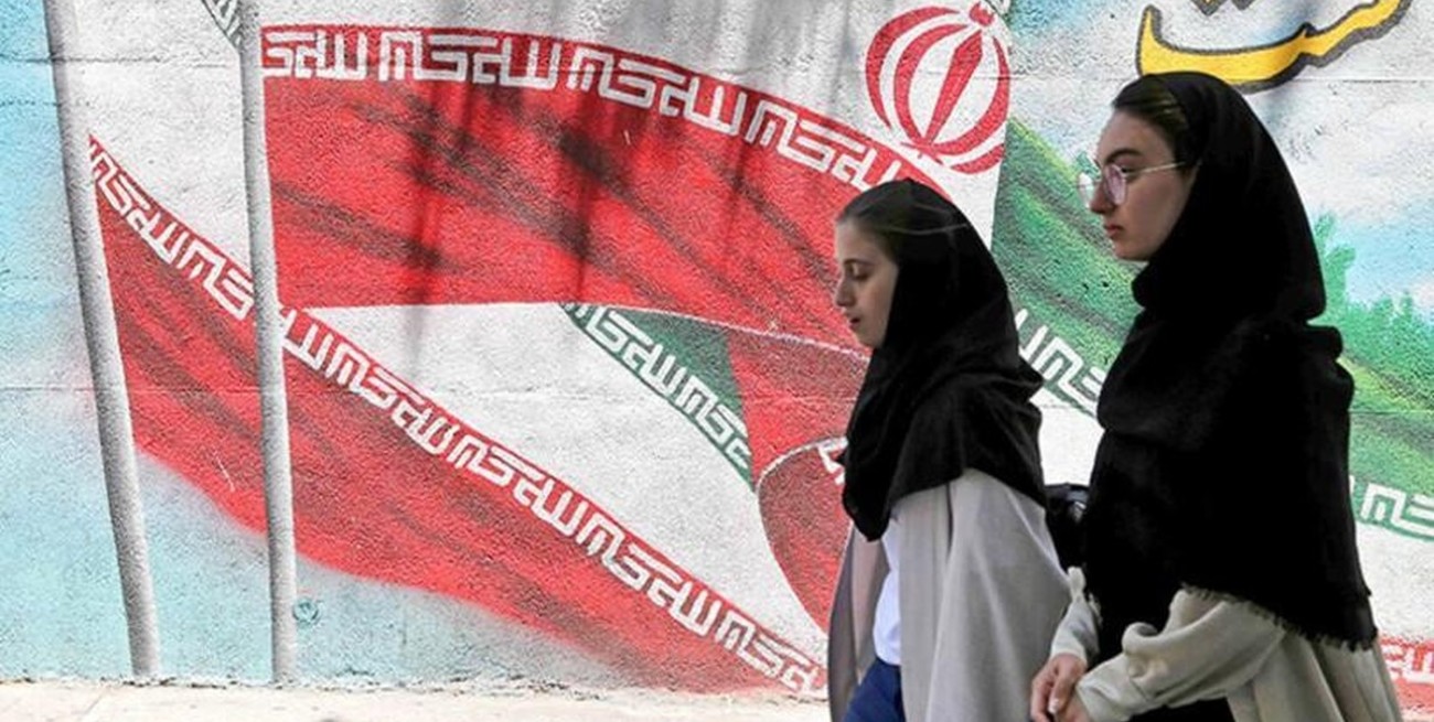 Irán comenzó a usar tecnología "inteligente" para identificar a mujeres sin velo